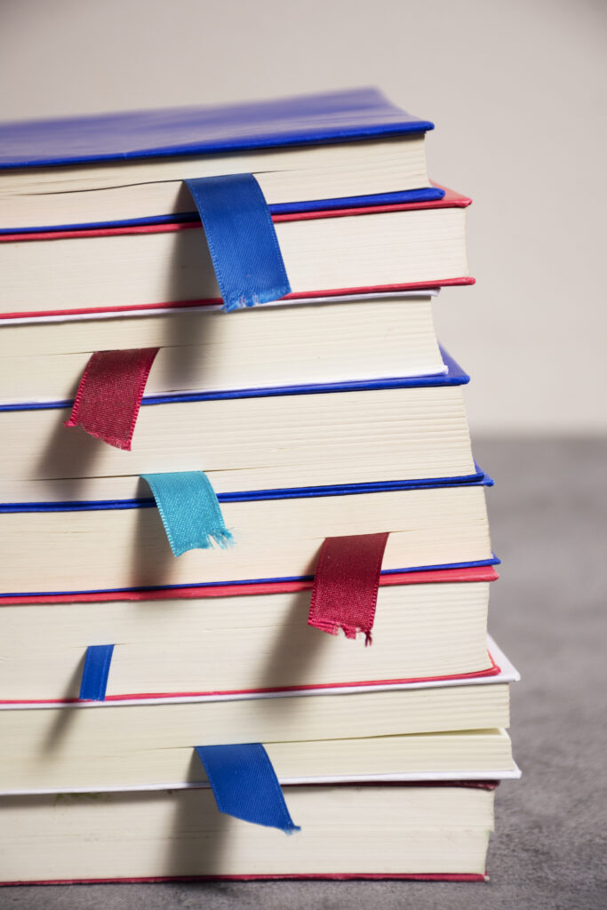 Sterta książek ze znacznikami