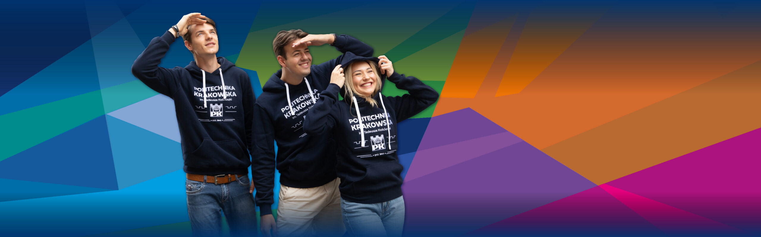 Widok na biurko, na którym leży laptop, koperta i notatnik.