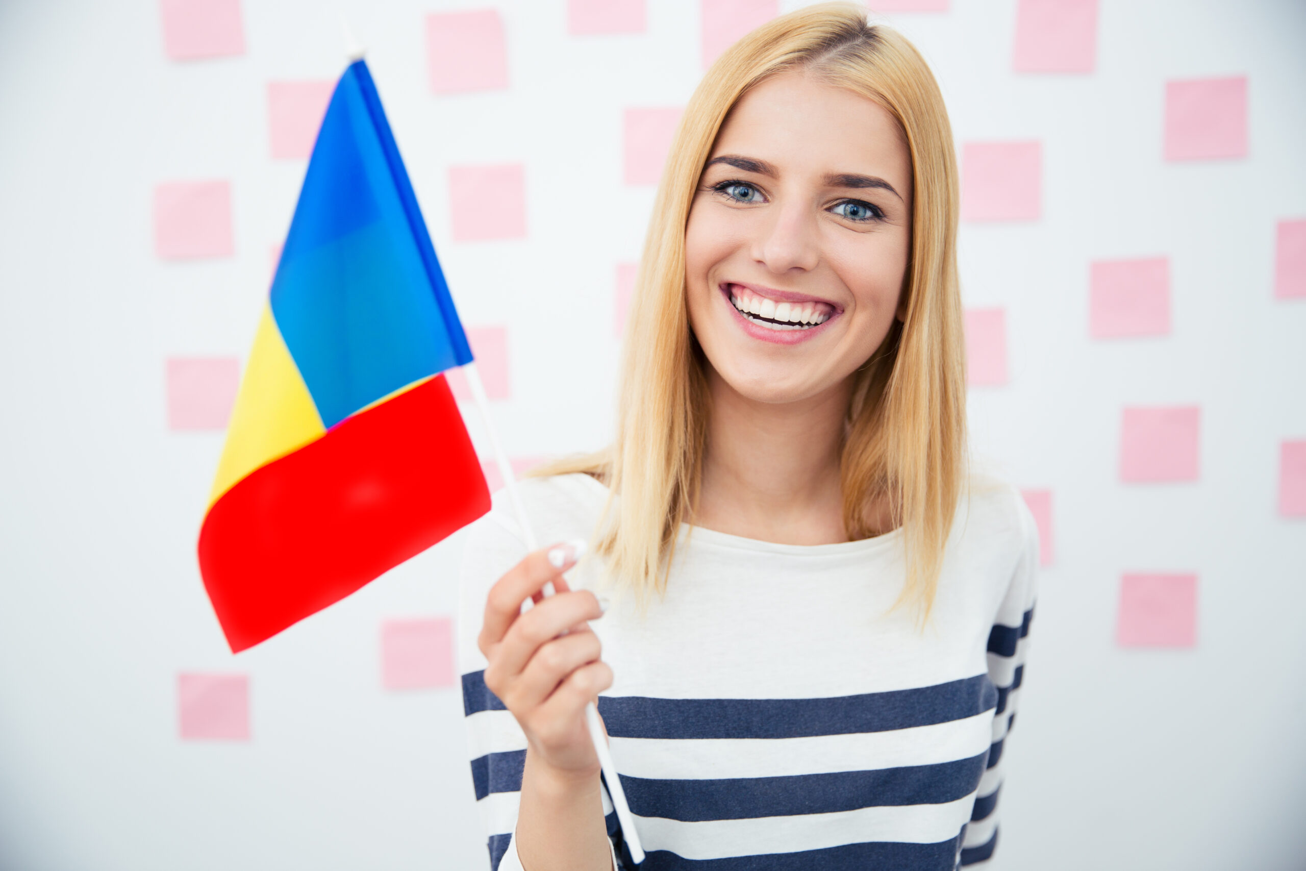 Zdjęcie szczęśliwej kobiety trzymającej rumuńską flagę