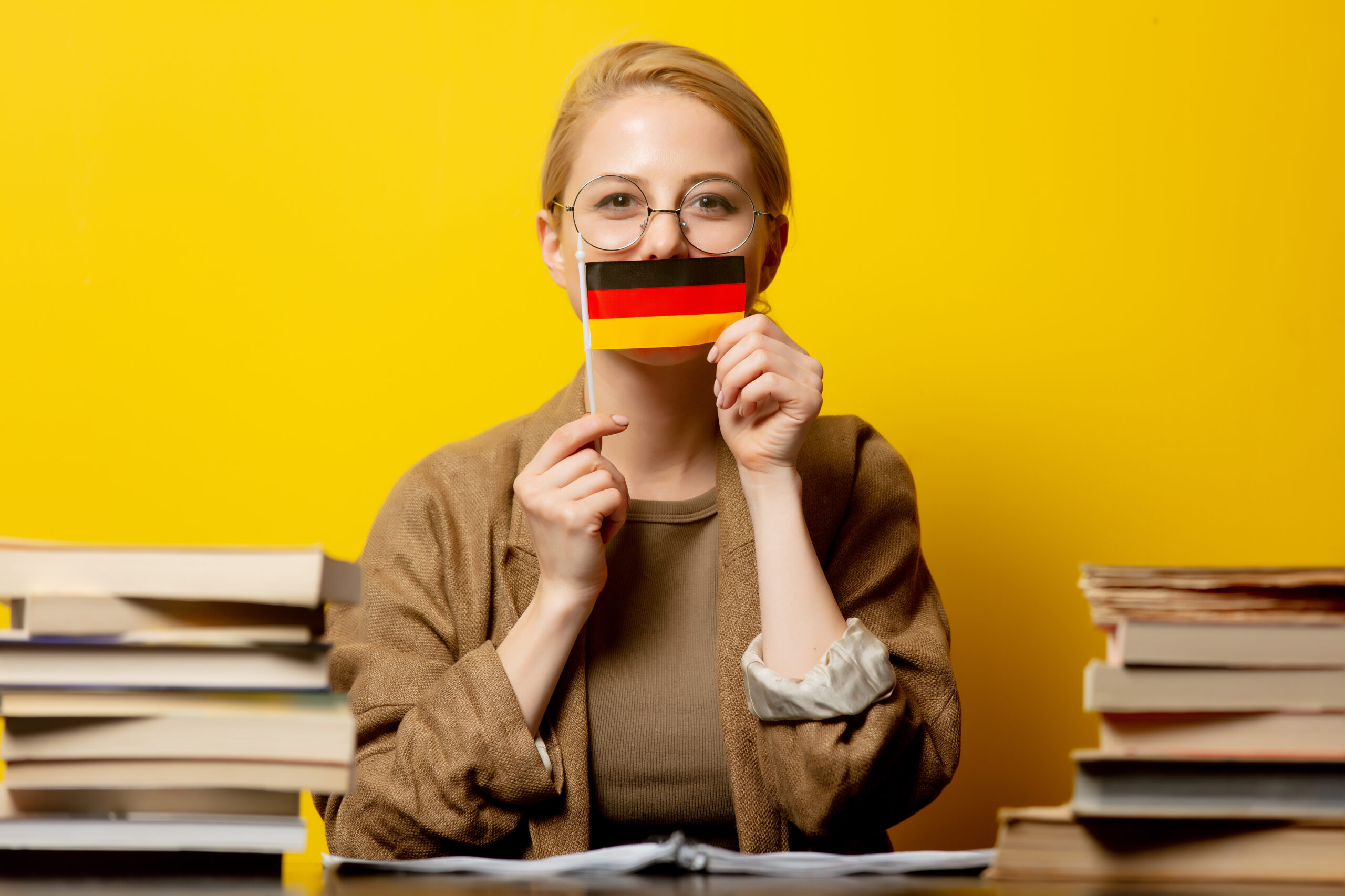Kobieta zakrywająca usta flagą niemiecką